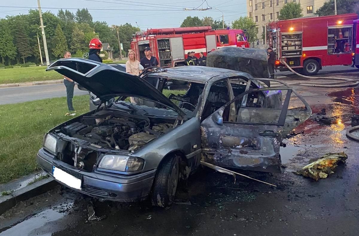 У Львові згорів автомобіль Mercedes, водій отримав опіки