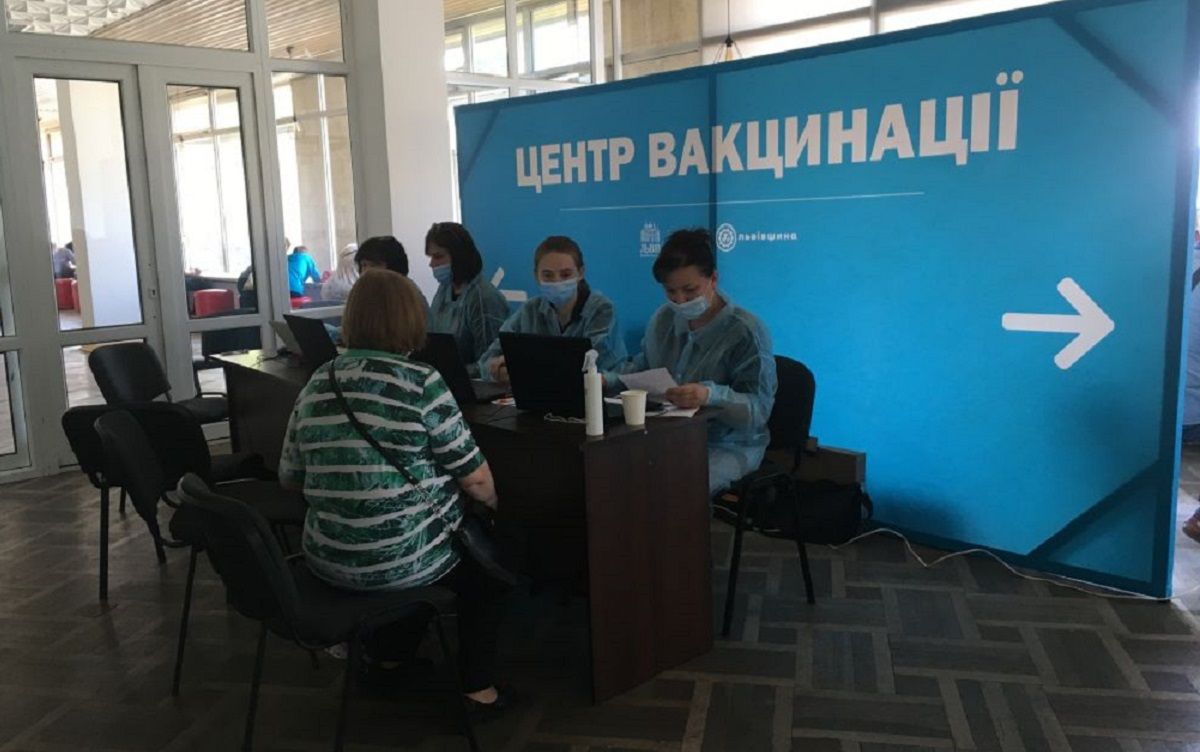 Центри вакцинації Львівщини у неділю не працюватимуть