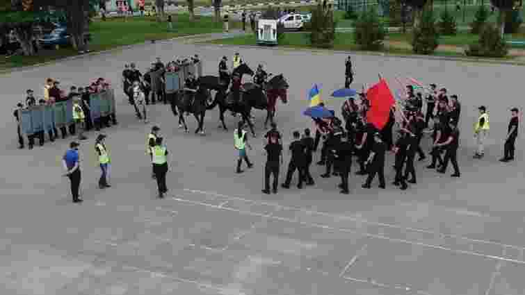 Прапор України використали як атрибут «протестувальників» на навчаннях поліції в Харкові