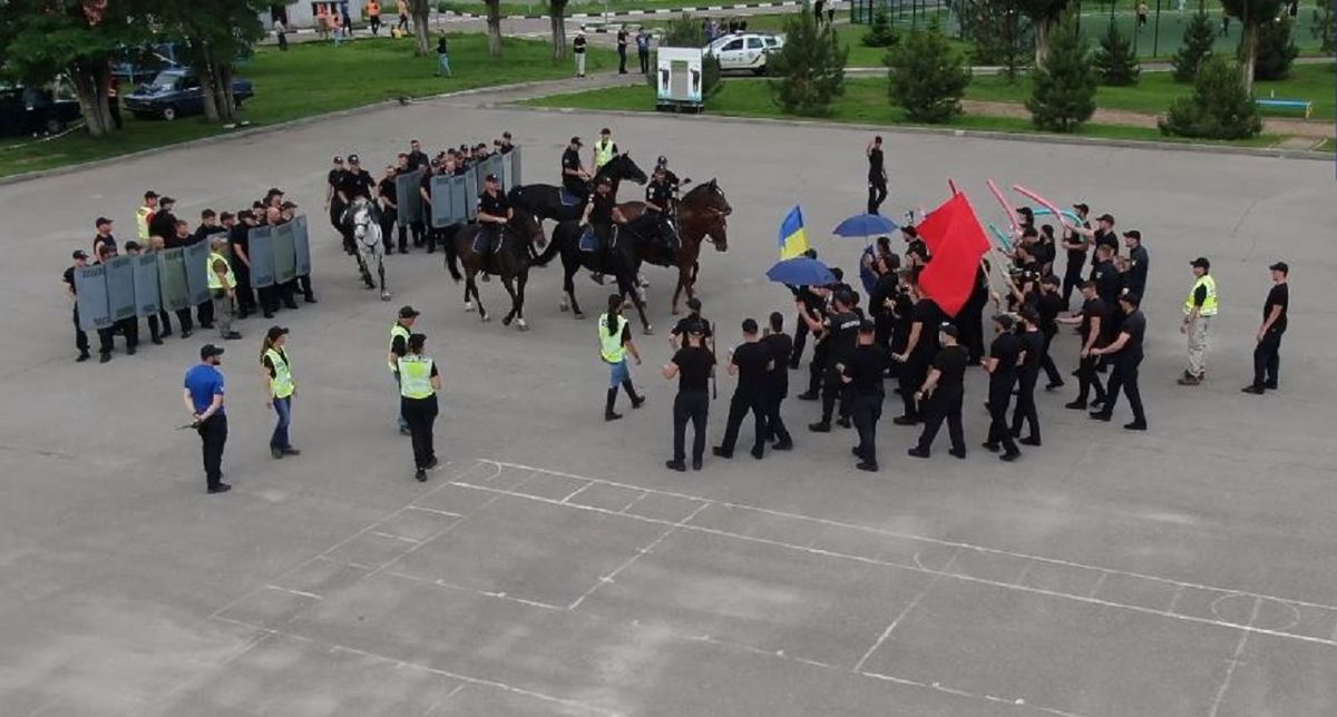 Прапор України використали як атрибут «протестувальників» на навчаннях поліції в Харкові