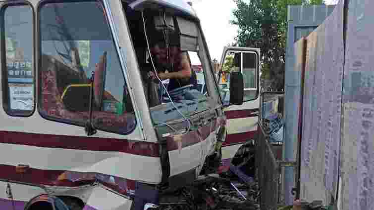 В Ужгороді Mercedes зіткнувся із рейсовим автобусом, є жертви