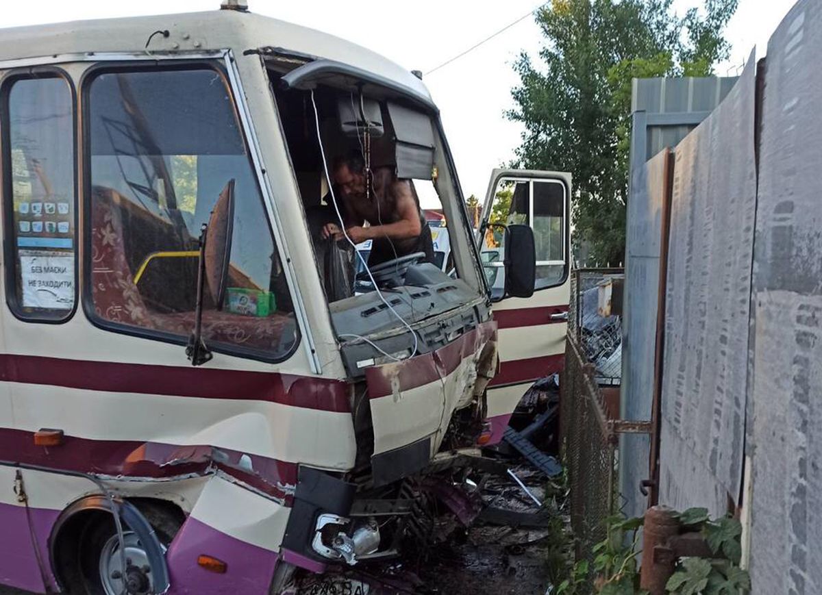 В Ужгороді Mercedes зіткнувся із рейсовим автобусом, є жертви