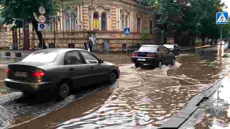 Через сильну зливу в Івано-Франківську підтопило вулиці