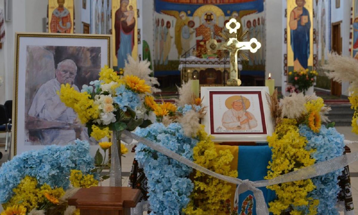 До Львова привезли ікону з мощами святого Івана Павла ІІ