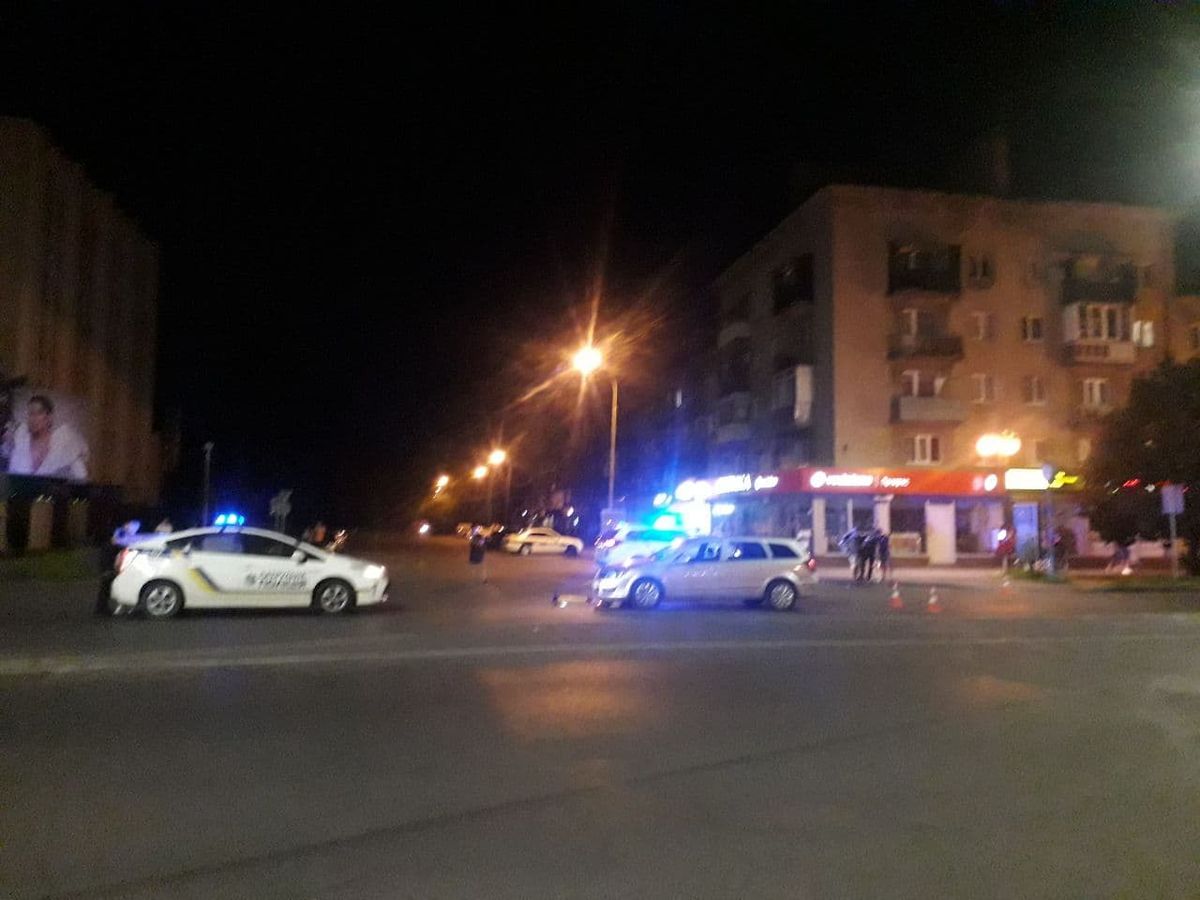 В Ужгороді двоє підлітків на самокаті потрапили під колеса автомобіля 