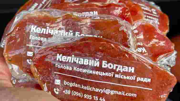 Мер містечка на Тернопільщині виготовив візитки із в'яленого м'яса
