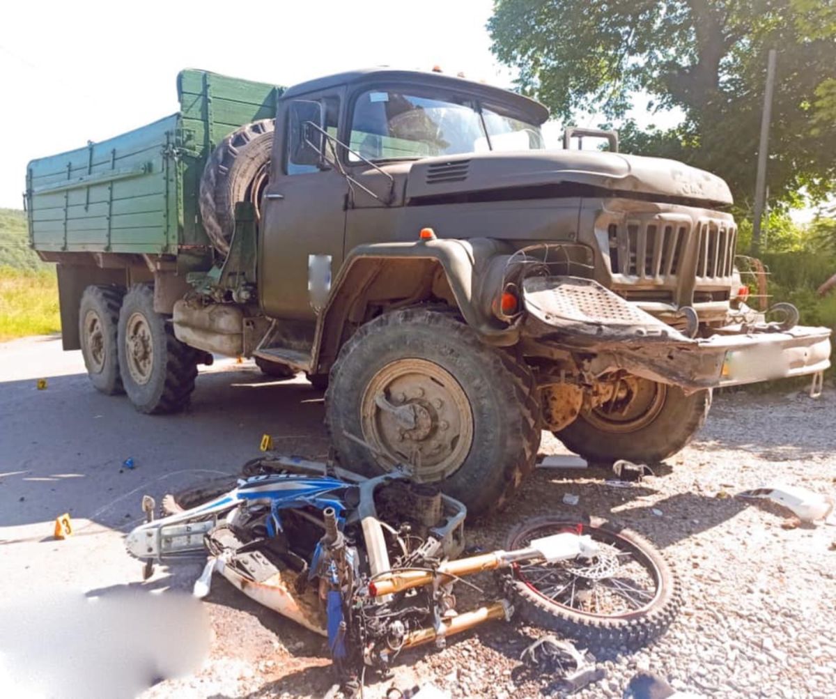 Внаслідок зіткнення мотоцикла із ЗІЛом біля Надвірної загинуло двоє юнаків