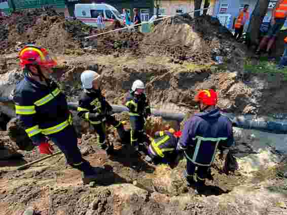 У триметровій траншеї на околиці Тернополя робітників засипало землею, один загинув