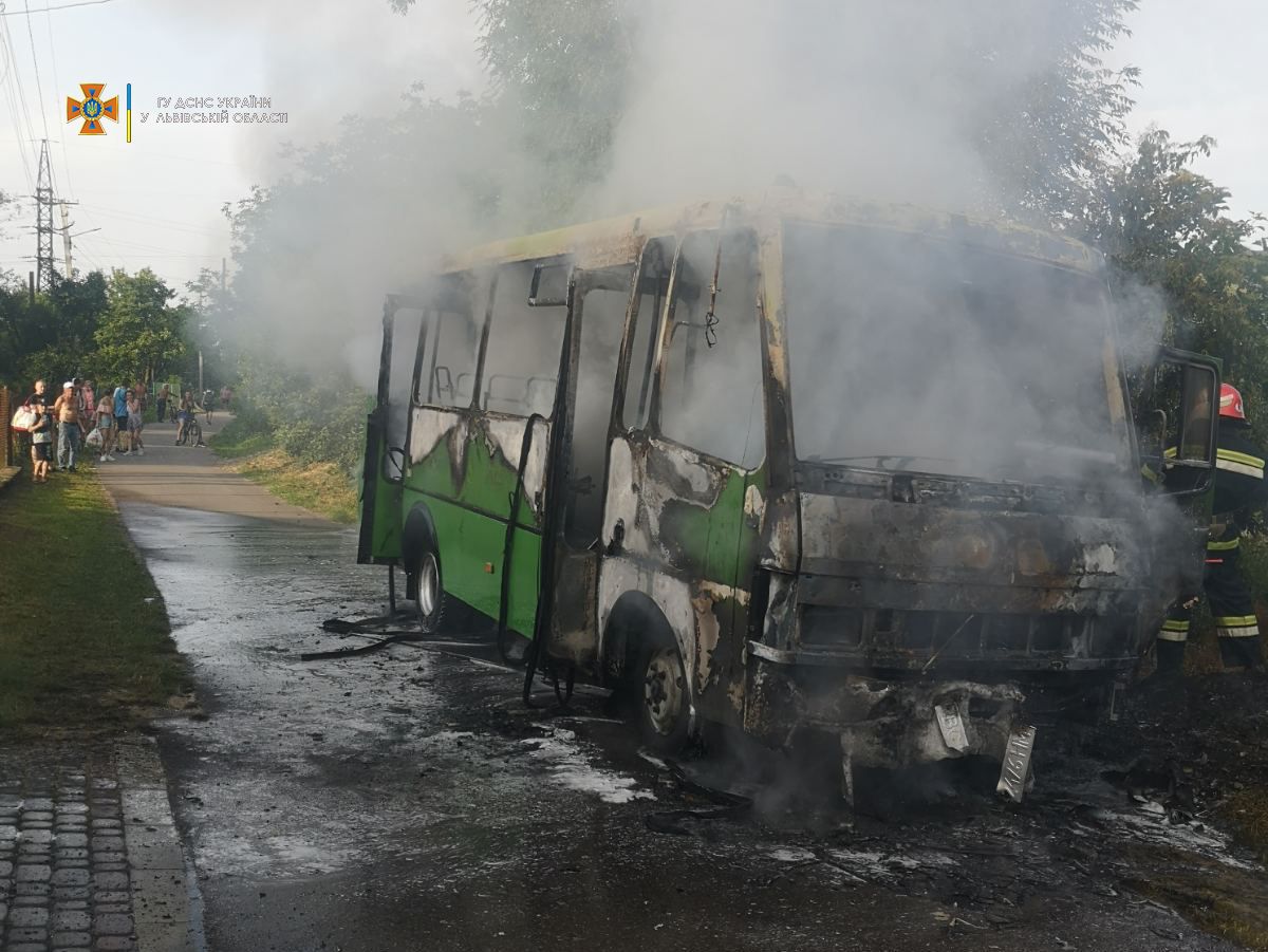 У Стрию згорів рейсовий пасажирський автобус