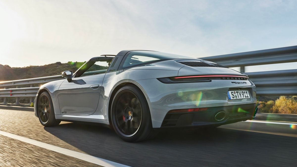 Компанія Porsche представила новий 911 GTS у кузовах купе, кабріолет та тарга