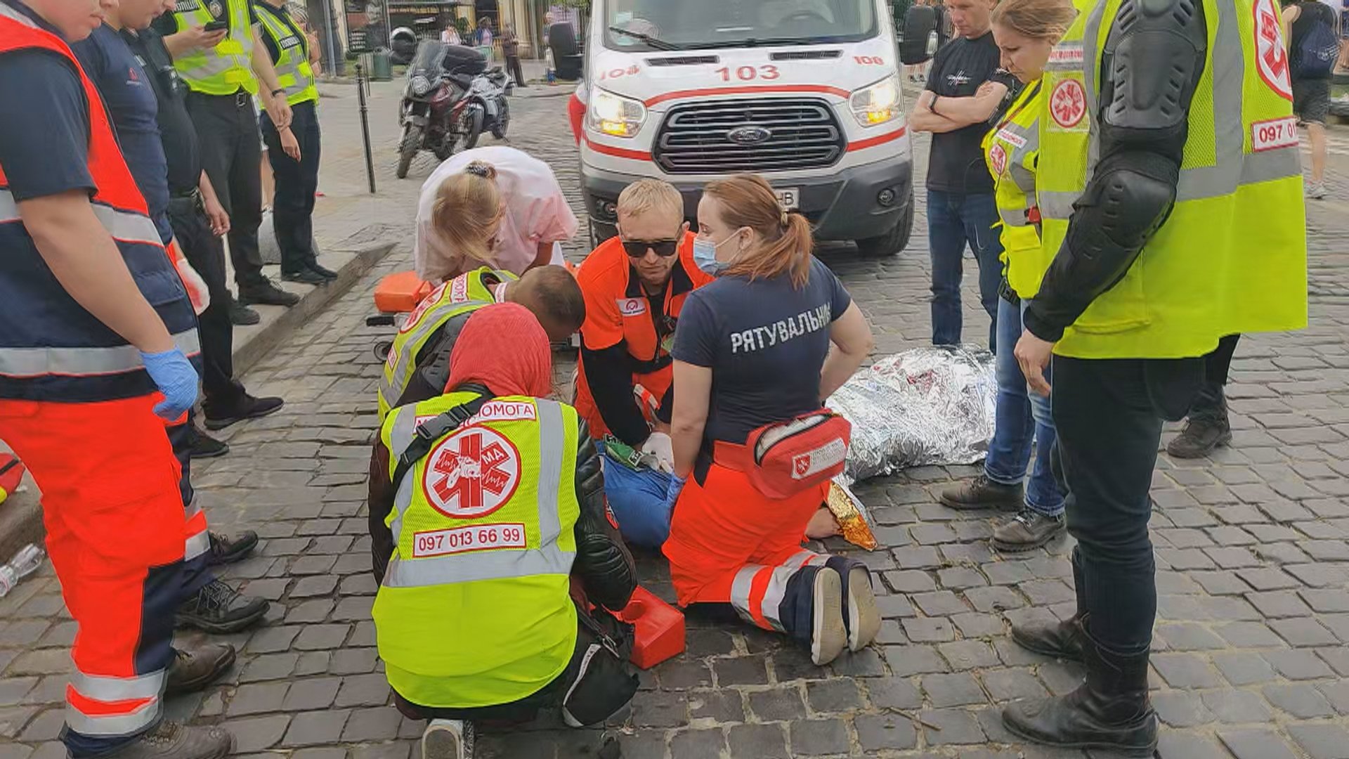 Медики майже годину намагалися врятувати життя 23-річному хлопцеві