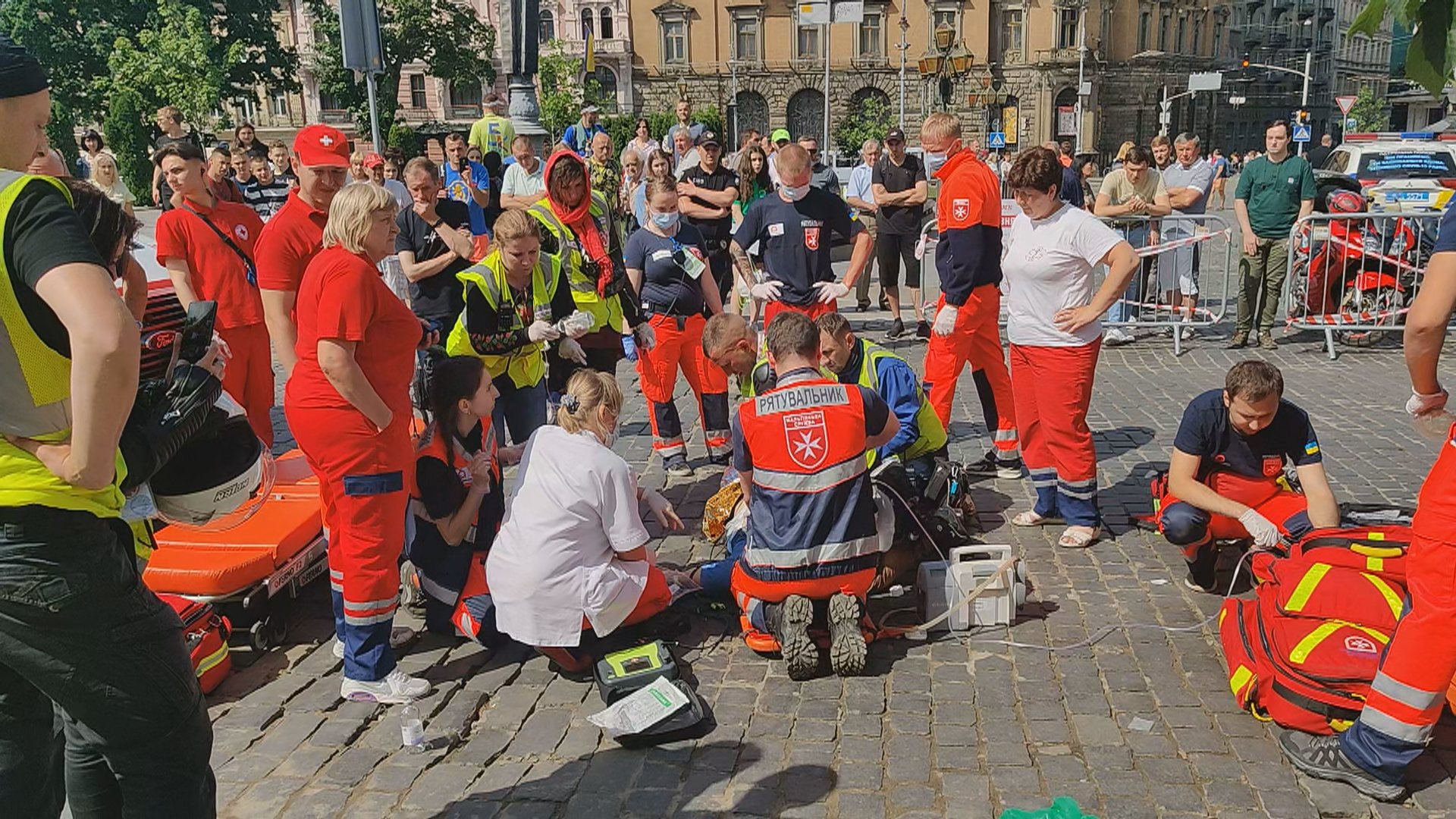 Медики майже годину намагалися врятувати життя 23-річному хлопцеві