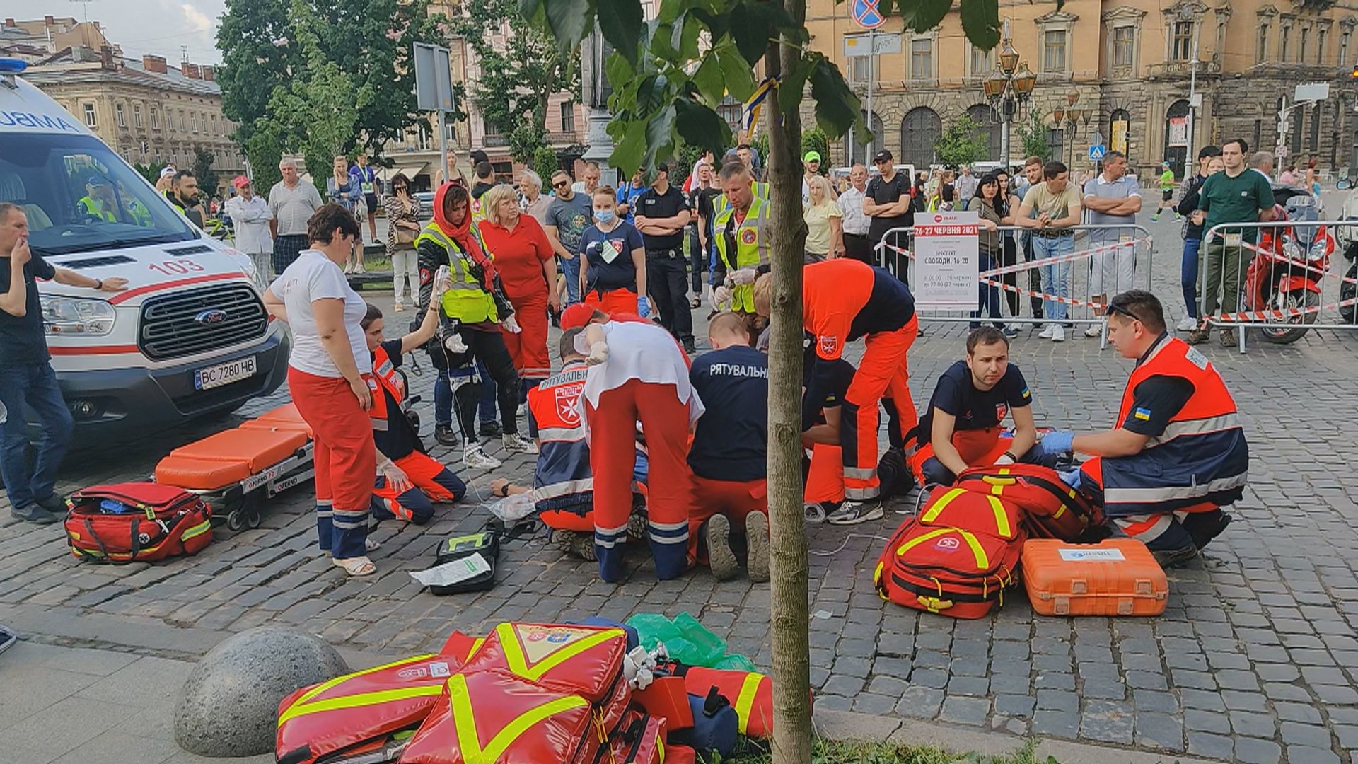 Медики майже годину намагалися врятувати життя 23-річному хлопцеві