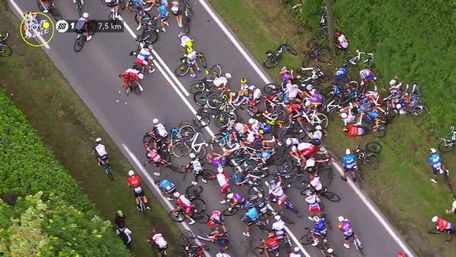 Фанатка з плакатом спровокувала масове падіння велосипедистів на «Тур де Франс»