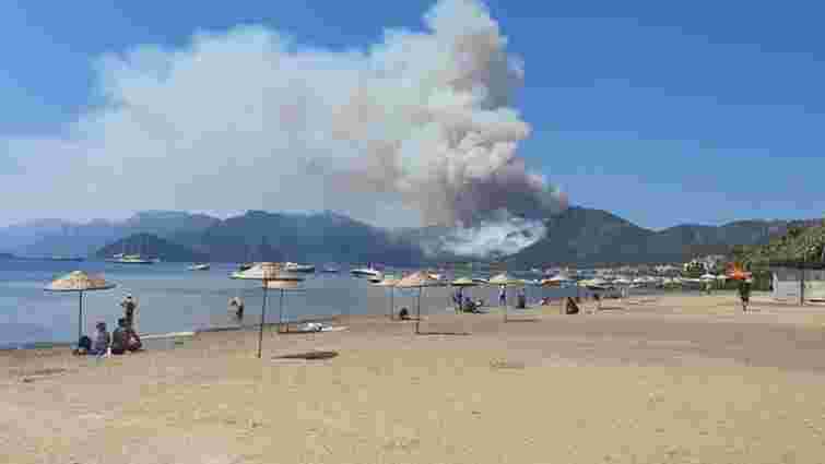 На курорті Мармарис у Туреччині спалахнули масштабні лісові пожежі, є загиблий