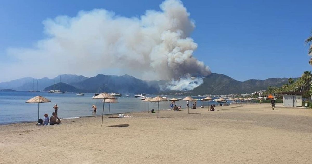 На курорті Мармарис у Туреччині спалахнули масштабні лісові пожежі, є загиблий