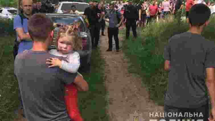 На Тернопільщині дворічну дівчинку після нічних пошуків знайшли в кукурудзі