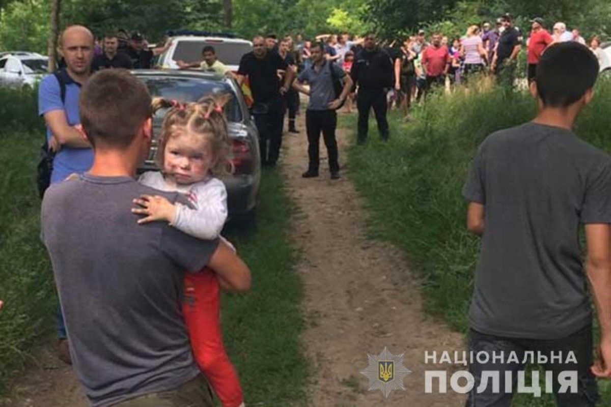 На Тернопільщині дворічну дівчинку після нічних пошуків знайшли в кукурудзі