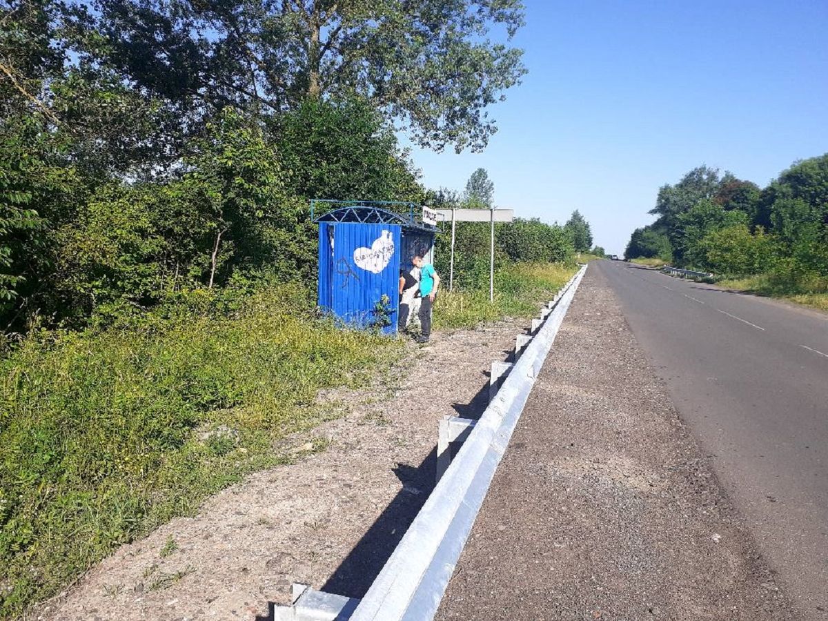 Під час ремонту траси на Волині автобусну зупинку закрили відбійником