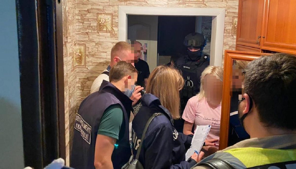 Двоє киянок знімали та продавали порно зі своїми маленькими доньками