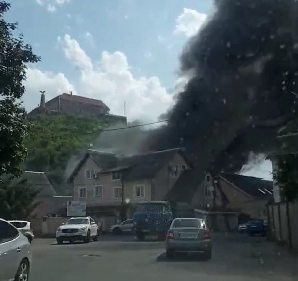 У готелі біля Мукачівського замку виникла масштабна пожежа
