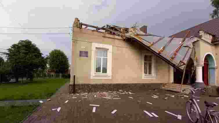 У селі біля Львова буревій зірвав дах з місцевої школи