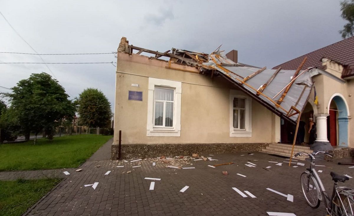 У селі біля Львова буревій зірвав дах з місцевої школи