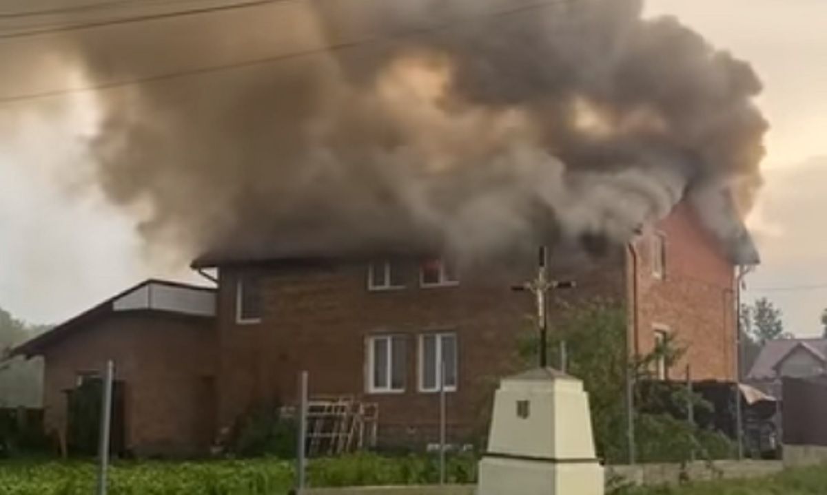 Після удару блискавки горів житловий будинок біля Львова