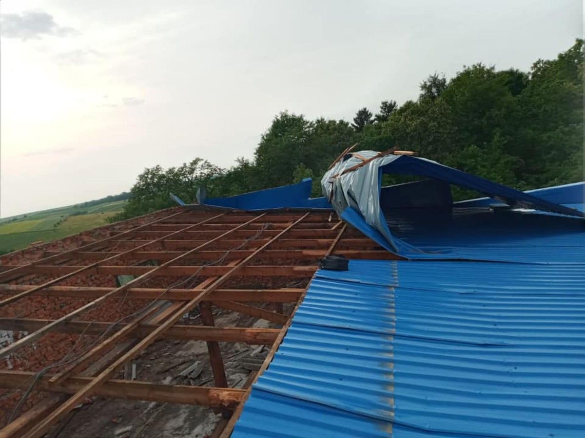 Під час грози з сільради на Тернопільщині зірвало дах