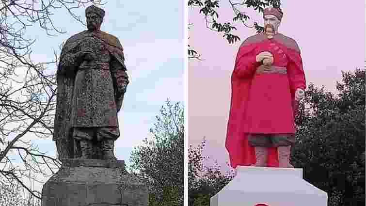 У селі на Львівщині незвично розфарбували пам’ятник Хмельницькому
