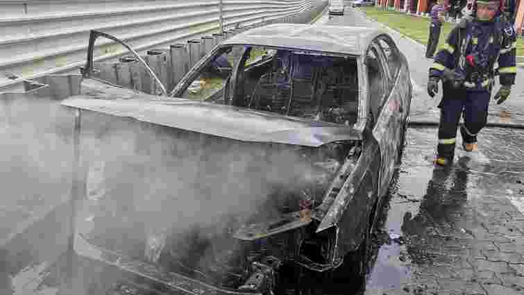 Під час виїзду з підземного паркінгу ТРЦ King Cross Leopolis згорів автомобіль