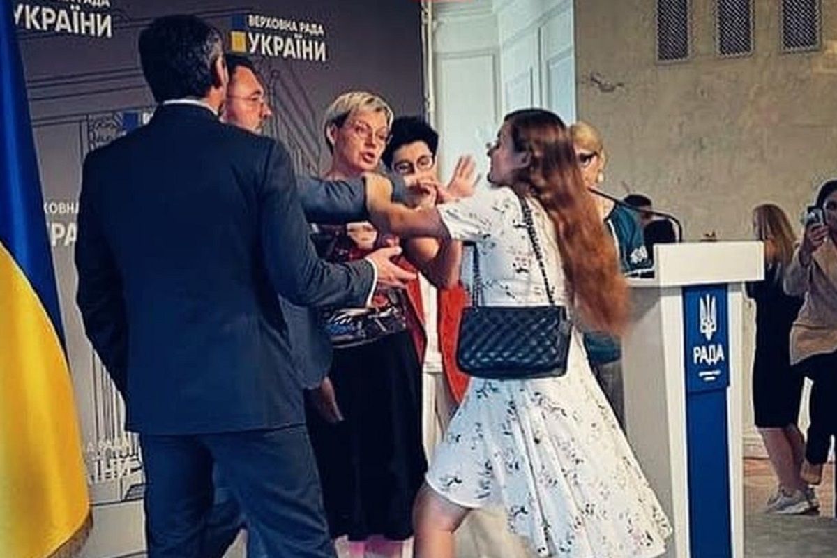 Скандальна активістка Ірма Крат напала на нардепа Микиту Потураєва
