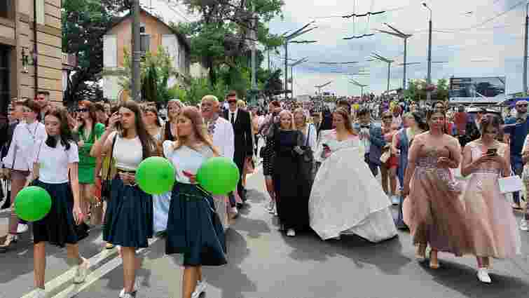 Центром Тернополя пройшов масштабний парад випускників шкіл