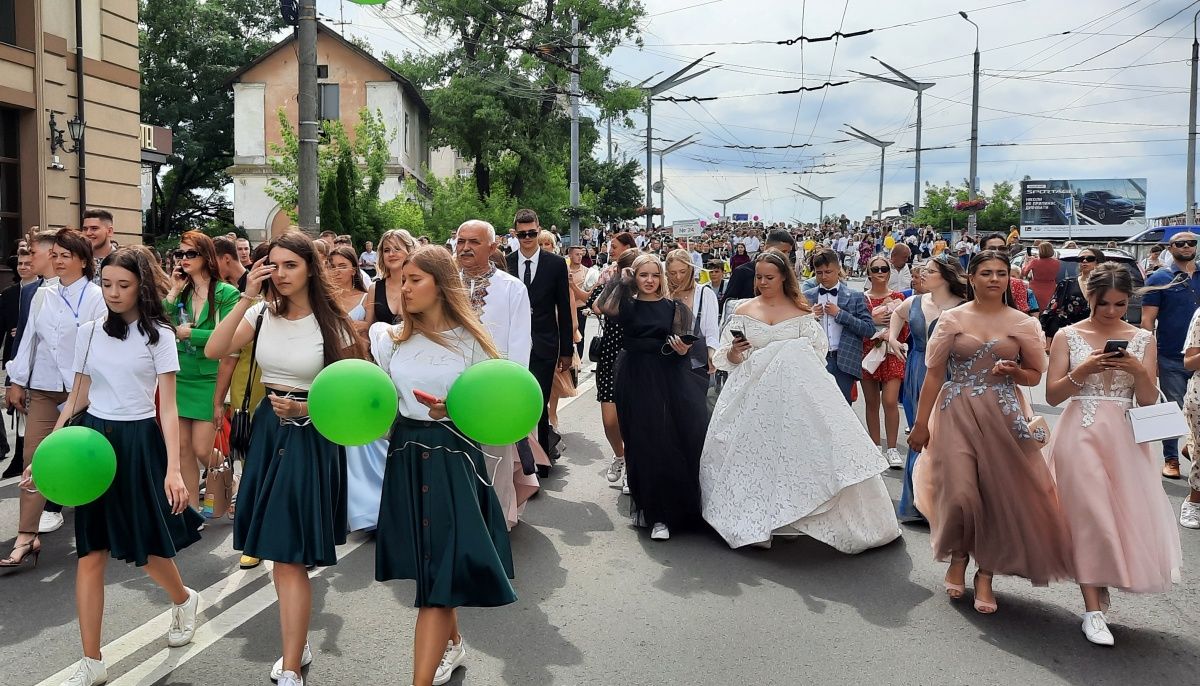 Центром Тернополя пройшов масштабний парад випускників шкіл