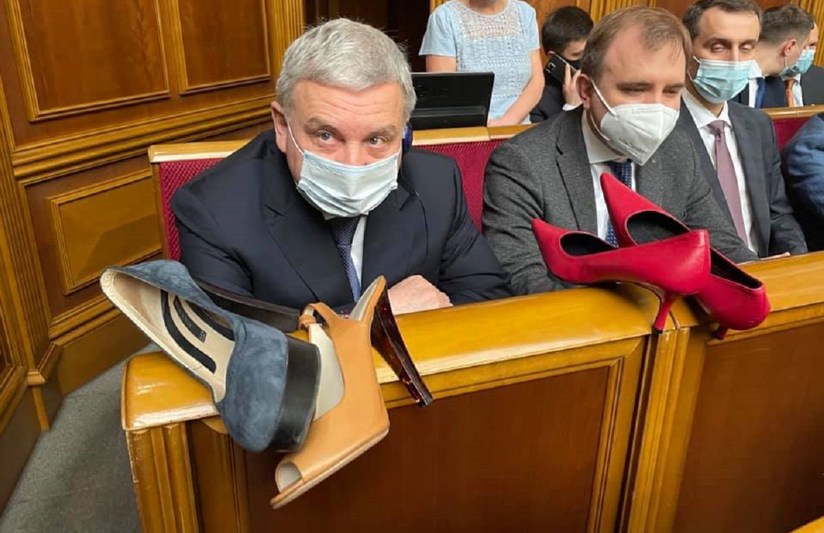 Міністру оборони України вручили жіночі туфлі на знак протесту
