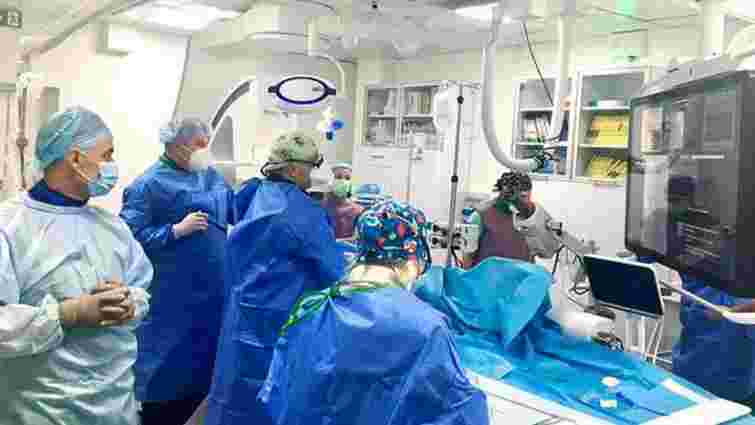 Львівські лікарі замінили аортальний клапан серця  через невеличкий прокол на нозі
