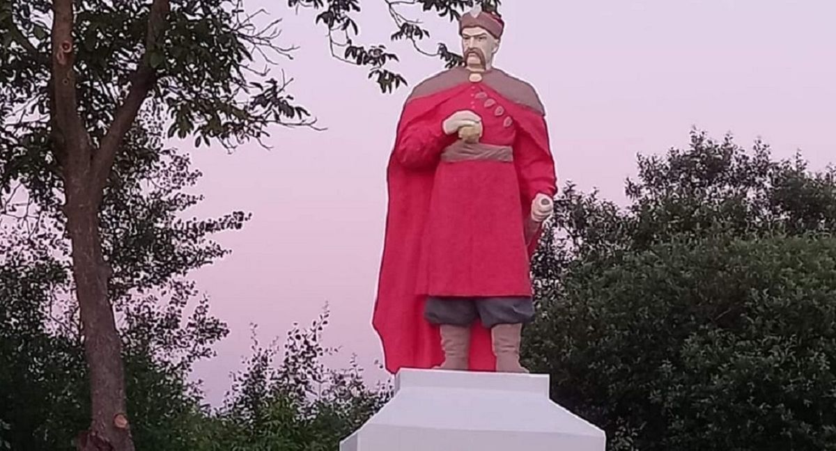 Розфарбований пам’ятник Хмельницькому на Львівщині відреставрують ще раз
