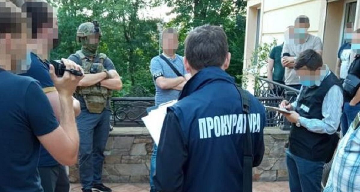 Яворівського митника підозрюють у пропуску контрабанди на 16 млн грн