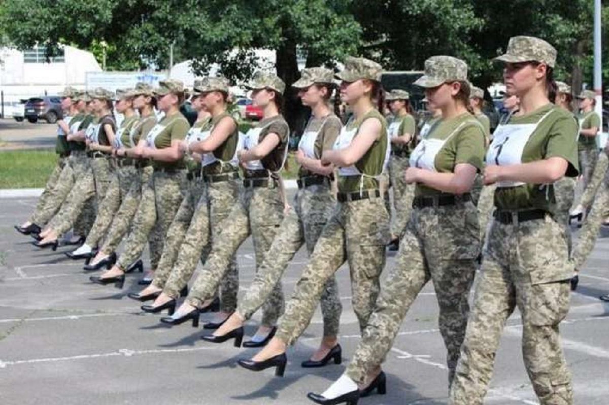 Міноборони попри критику не забиратиме підбори з парадної форми