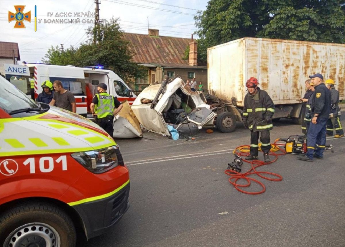 Піcля ДТП у Луцьку водія затисло у відірваній кабіні вантажівки