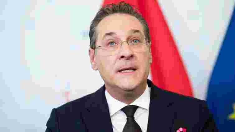 Колишній віце-канцлер Австрії постав перед судом за звинуваченням у корупції