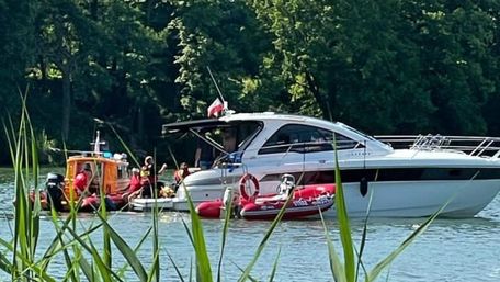 Троє українців постраждали через падіння вертольота в озеро у Польщі