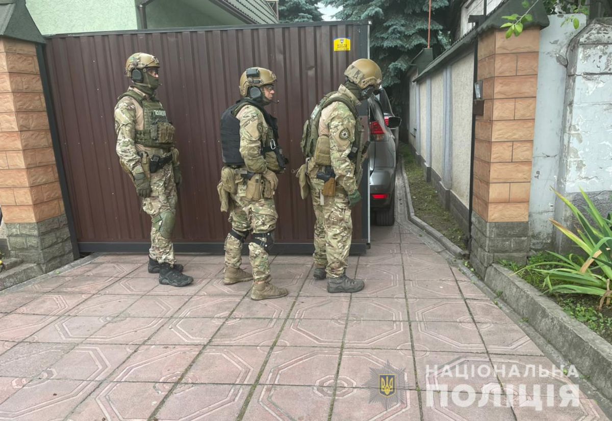 Поліція на Дніпропетровщині 13 годин вмовляла здатися підозрюваного у вбивстві