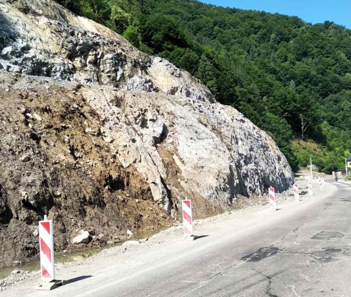 Для розширення траси Мукачево-Львів на Закарпатті розбили частину 30-метрової скелі