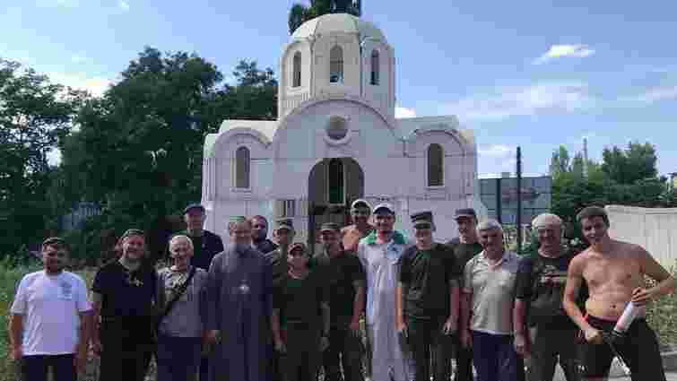 Громада ПЦУ у Херсоні за день збудувала церкву з пінопласту