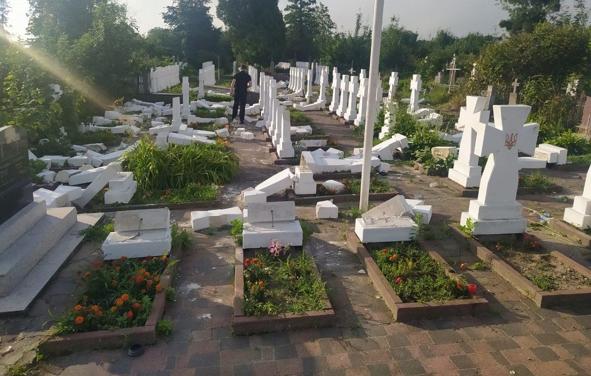 20-річний юнак розбив 59 хрестів на могилах січових стрільців у Стрию