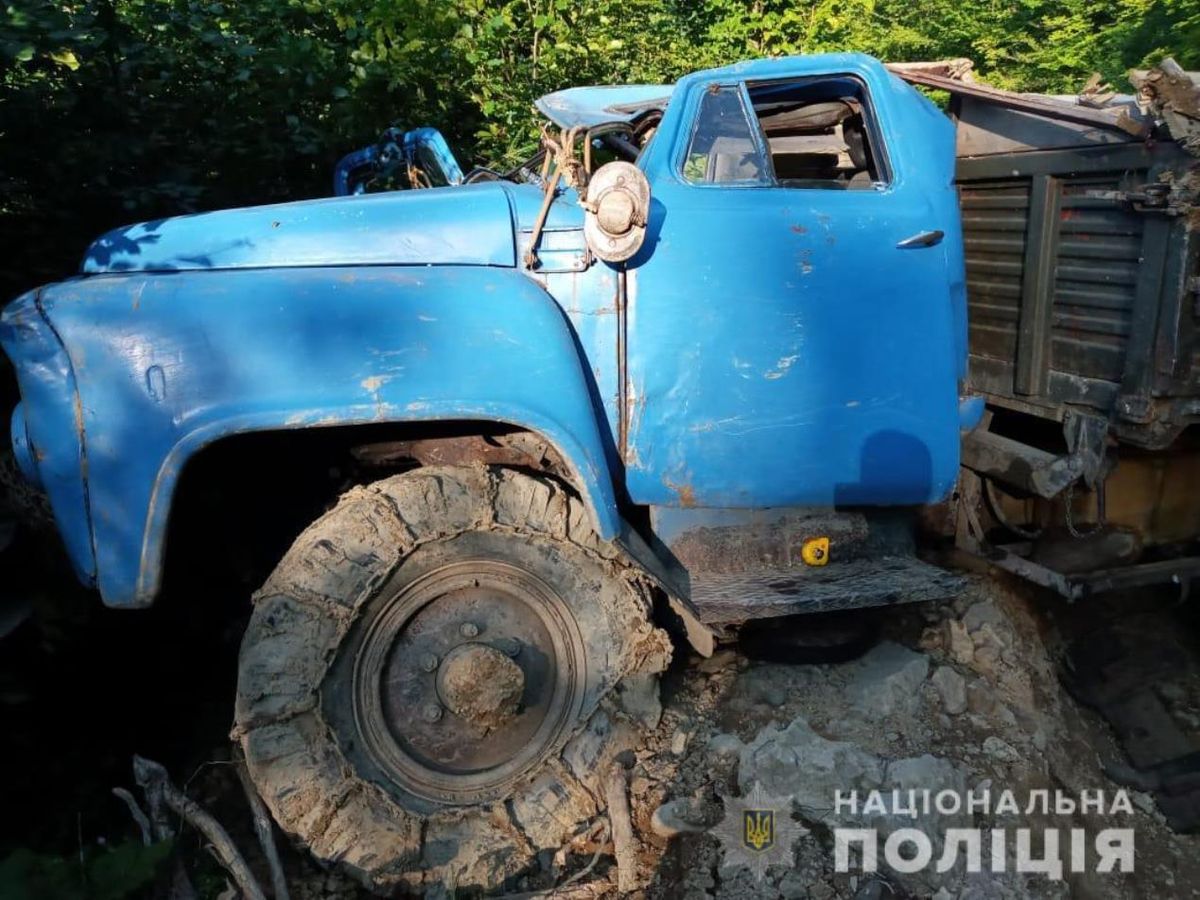 У горах на Закарпатті перекинулася вантажівка зі збирачами ягід
