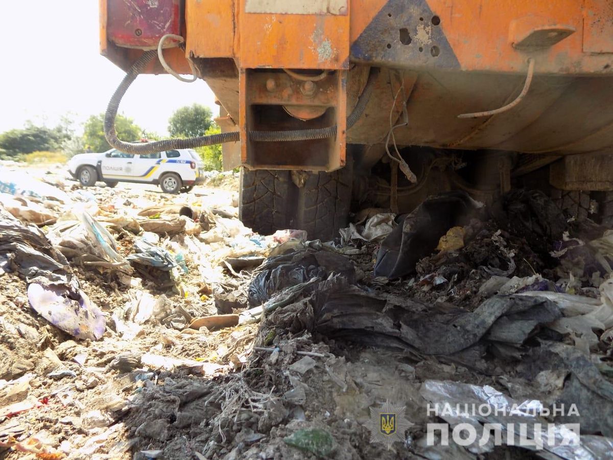 Внаслідок наїзду сміттєвоза на Закарпатті загинула 31-річна жінка