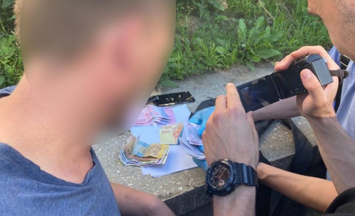 Під час зупинки маршрутки у Чернівцях 27-річний чоловік пограбував водія