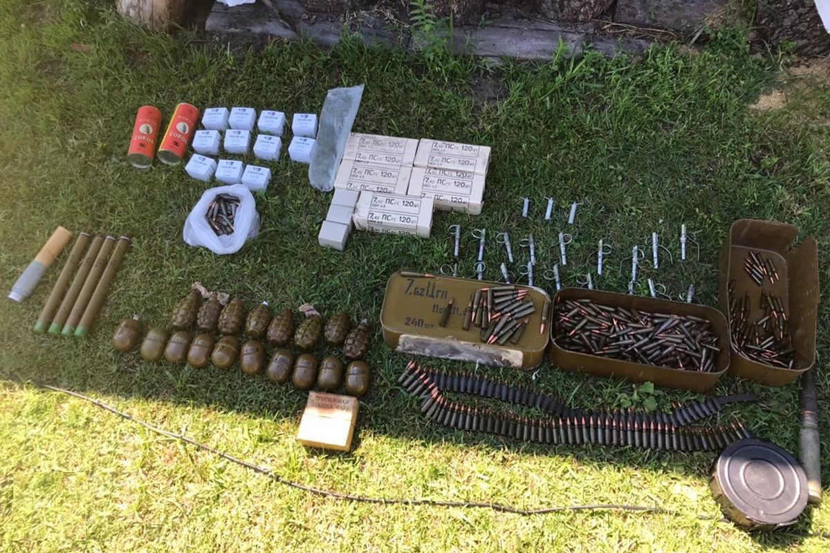 На Донбасі виявили схрон зі зброєю, власника затримали